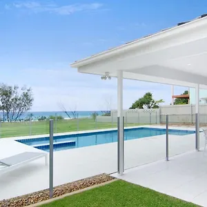 Holiday home Sentosa On Tugun - Beachfront 5 Bedroom, Gold Coast